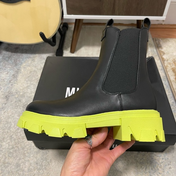 NIB Women Size 6 Contrast Sole Chunky Mid Ankle Boots In Black With Lime Soles - Picture 7 of 15